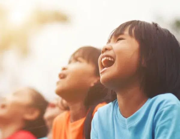 children looking up smiling