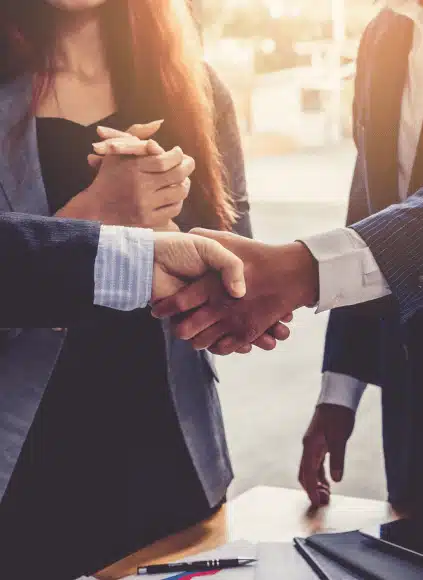 Lawyer and client agreeing to a fee arrangement for business litigation services