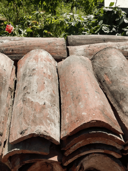 Asbestos-containing roofing tiles as a material handled by maintenance workers
