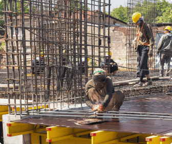 Iron workers exposed to asbestos in a contruction site