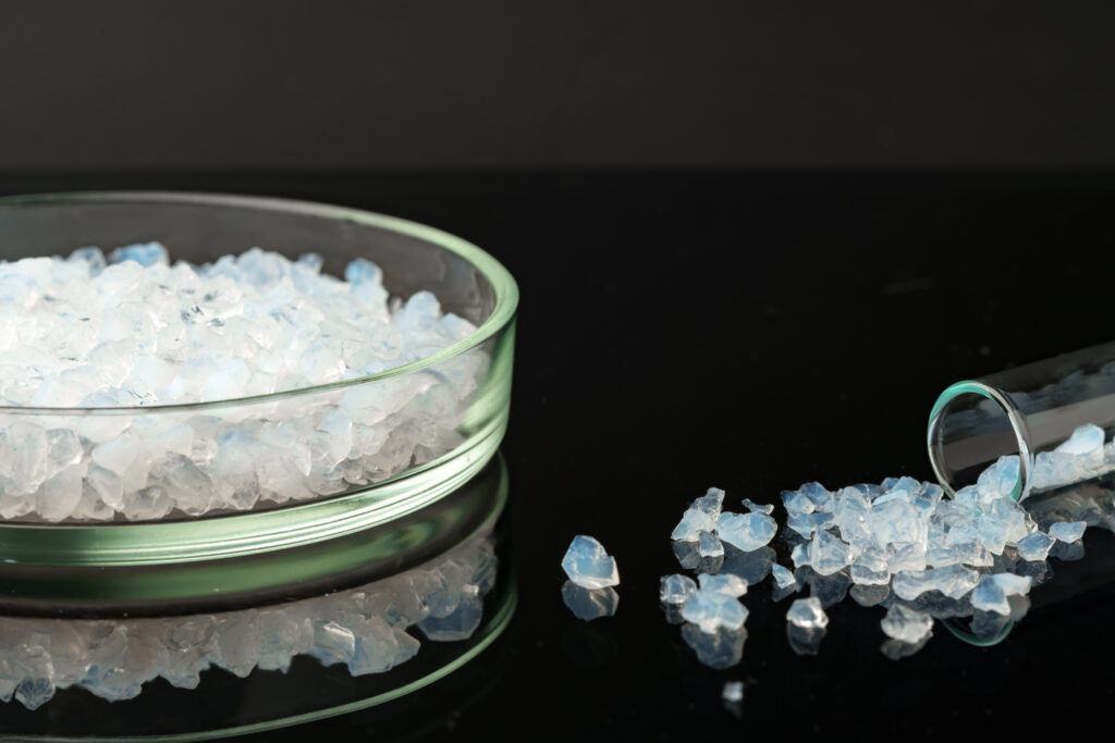 Crystalline silica particles on a table and inside a petri dish